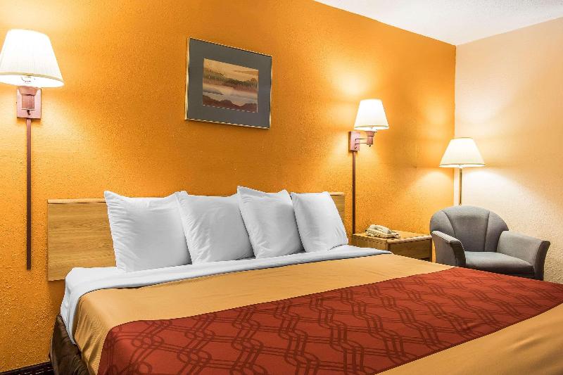 Econo Lodge Scottsboro Area image