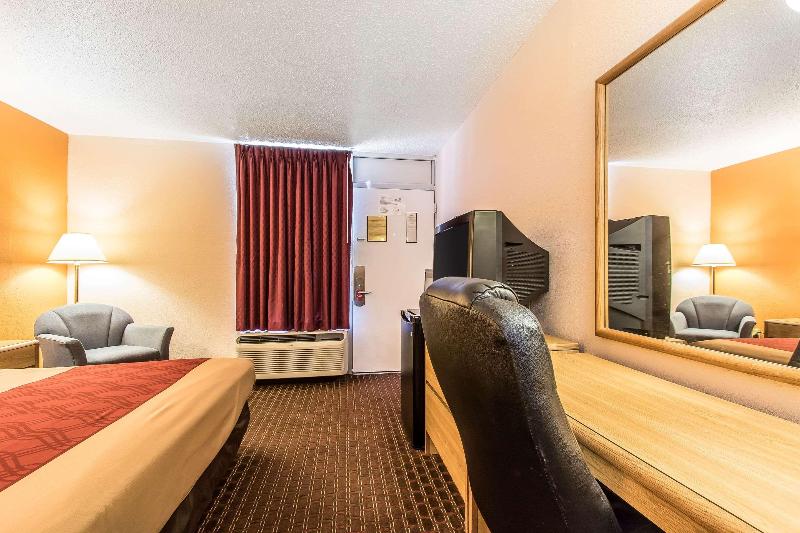 Econo Lodge Scottsboro Area image