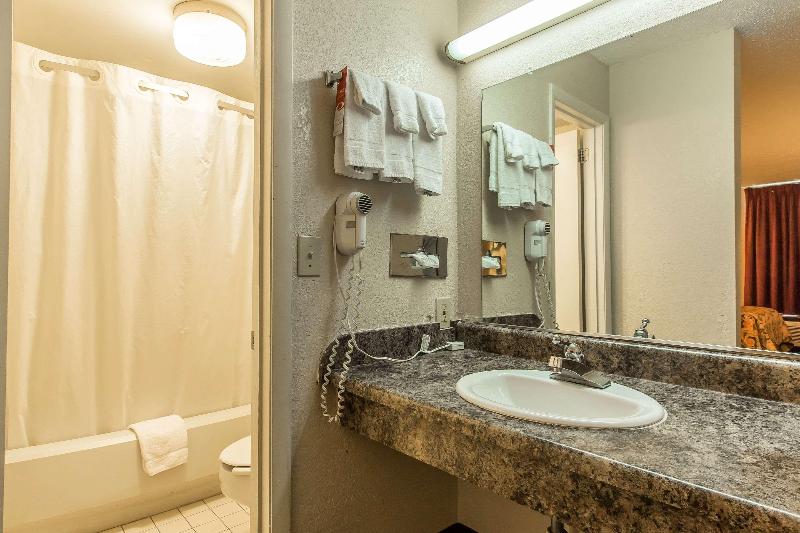 Econo Lodge Scottsboro Area image