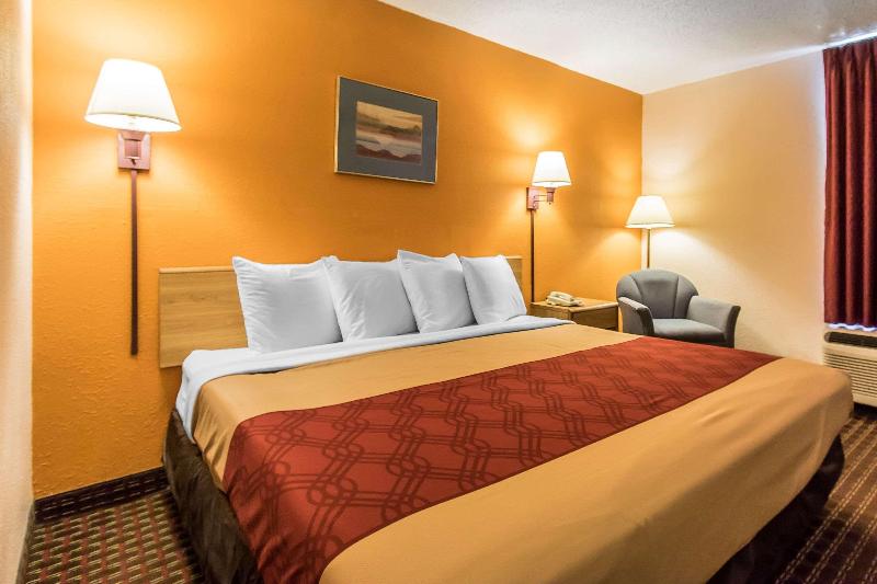 Econo Lodge Scottsboro Area image