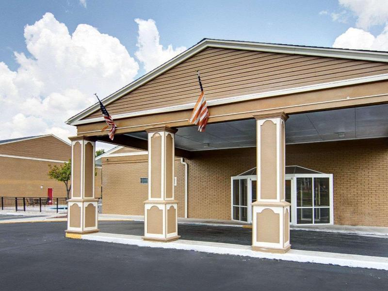 Econo Lodge Pine Bluff image