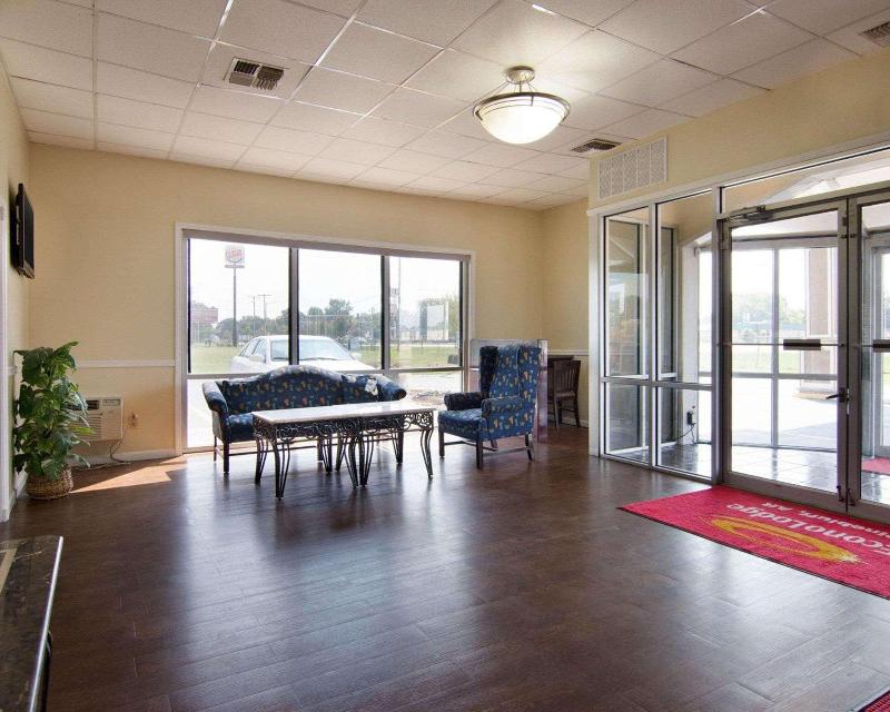 Econo Lodge Pine Bluff image