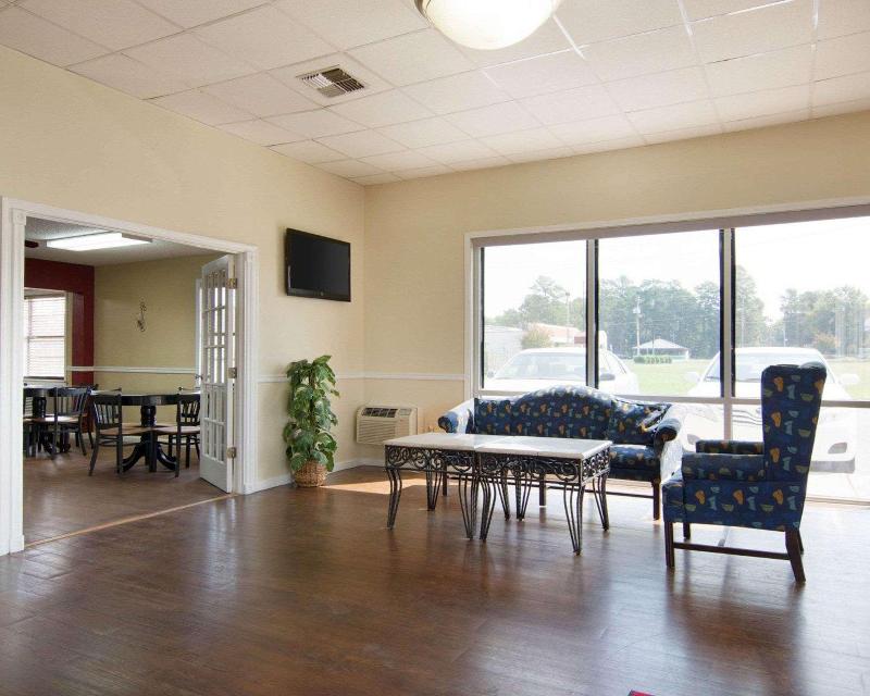 Econo Lodge Pine Bluff image