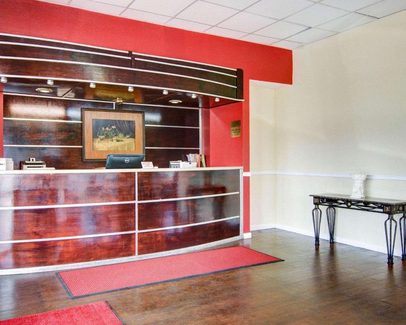 Econo Lodge Pine Bluff image