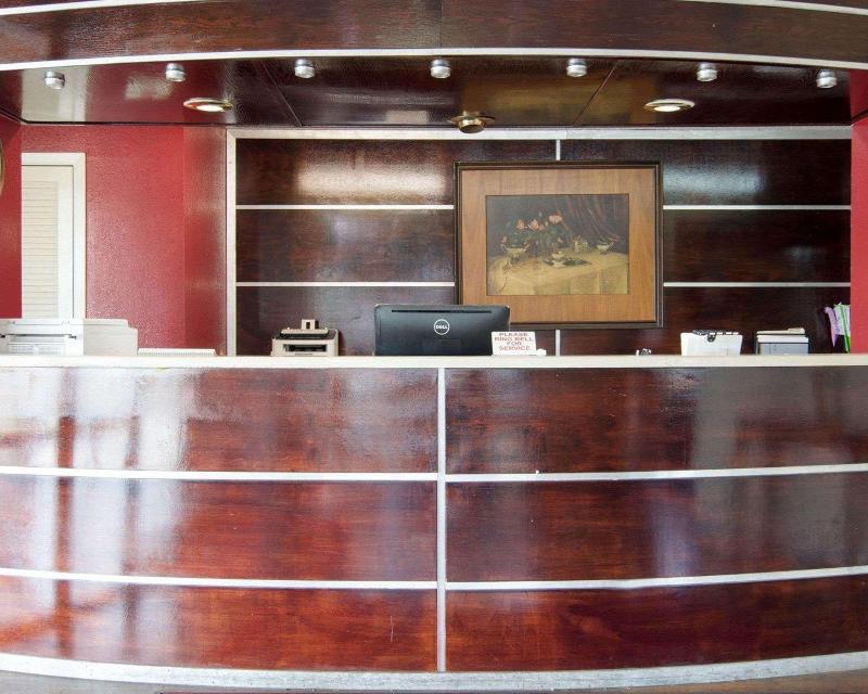 Econo Lodge Pine Bluff image