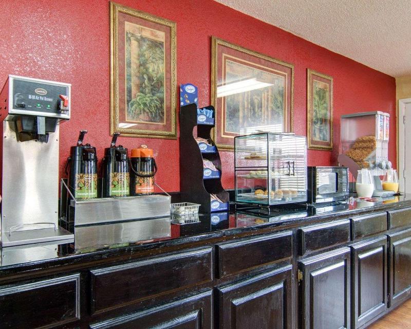 Econo Lodge Pine Bluff image