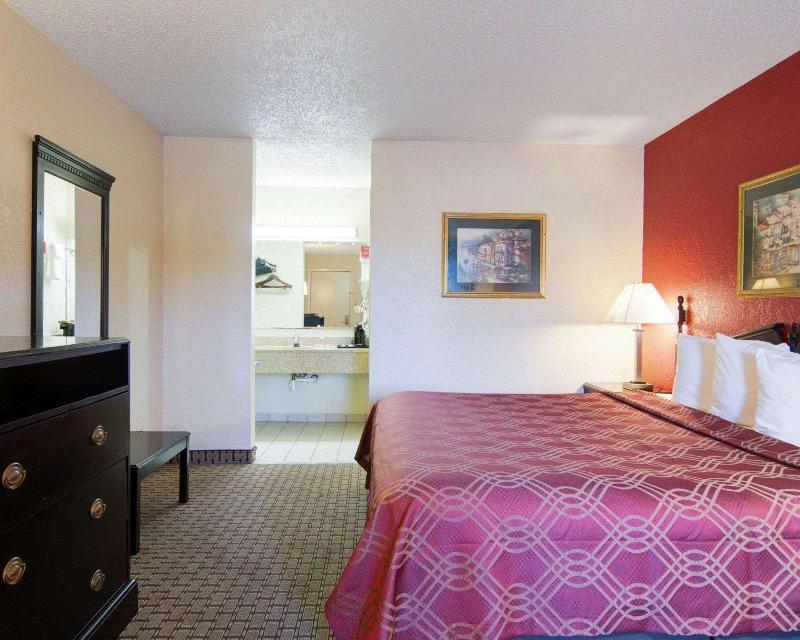 Econo Lodge Pine Bluff image