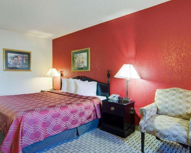 Econo Lodge Pine Bluff image