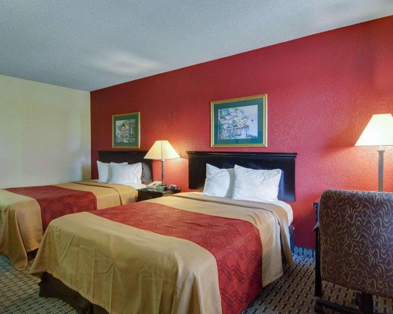 Econo Lodge Pine Bluff image