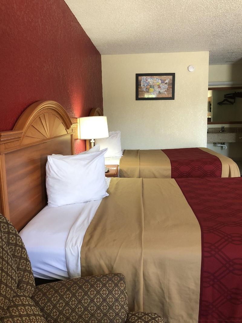 Econo Lodge Pine Bluff image