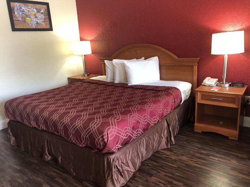 Econo Lodge Pine Bluff image