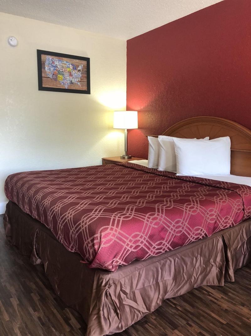 Econo Lodge Pine Bluff image