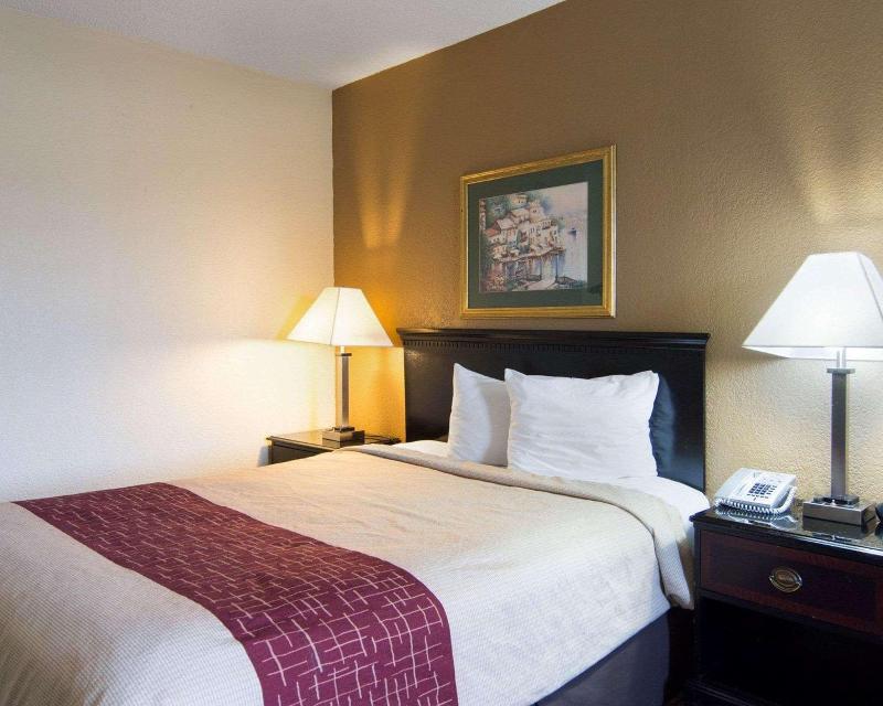 Econo Lodge Pine Bluff image