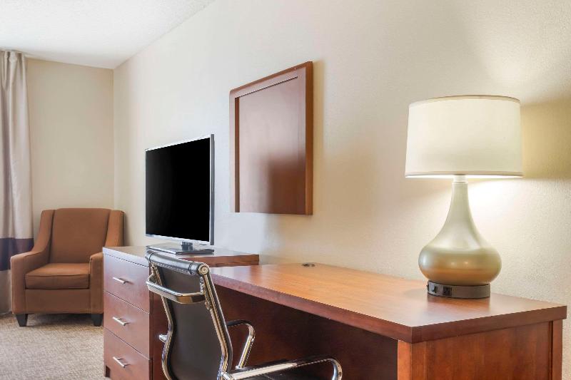 Comfort Inn & Suites Blytheville Area image