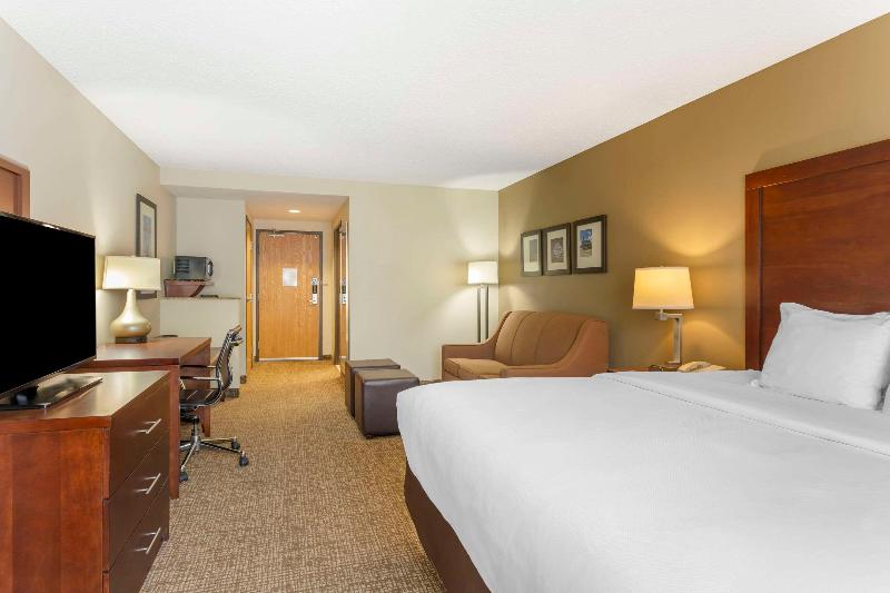 Comfort Inn & Suites Blytheville Area image