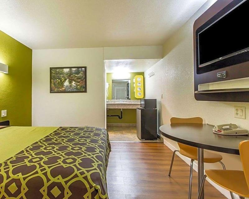 Rodeway Inn Downtown Hanford image