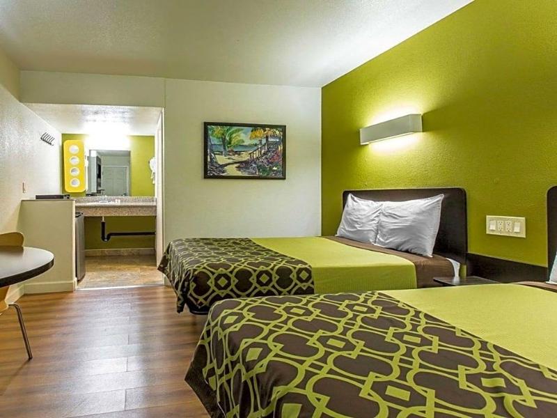 Rodeway Inn Downtown Hanford image