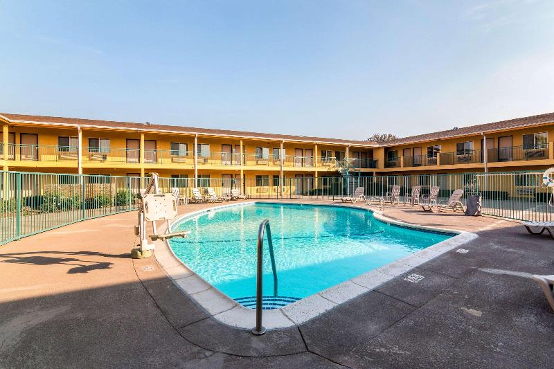 Quality Inn & Suites Near Downtown Bakersfield