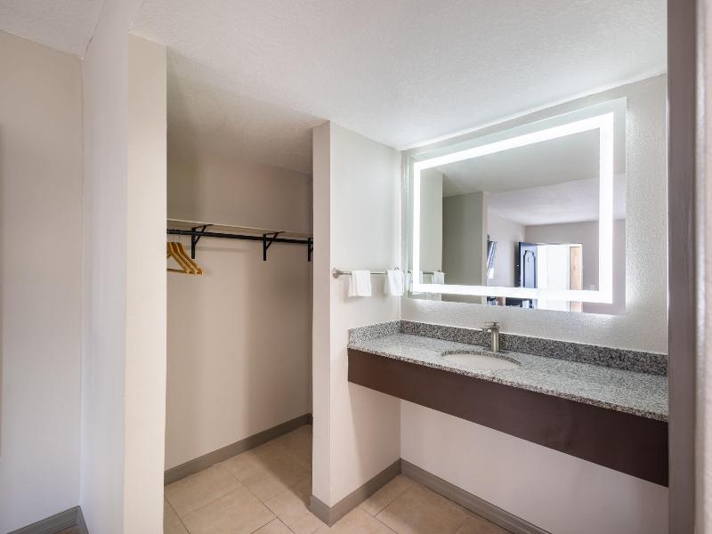 Travelodge by Wyndham Venice image