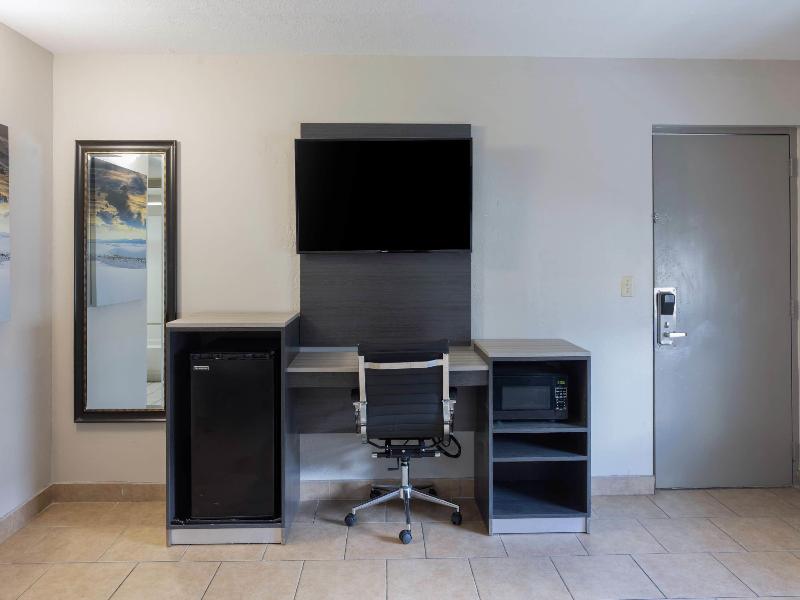Travelodge by Wyndham Venice image