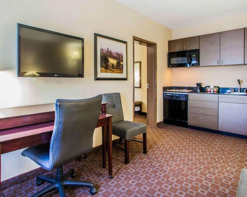 Quality Inn & Suites Peoria image