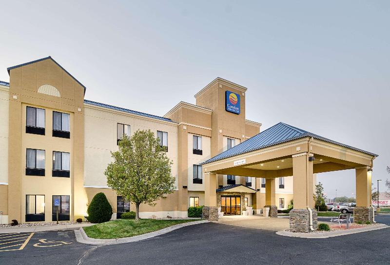 Comfort Inn & Suites Hutchinson Area image