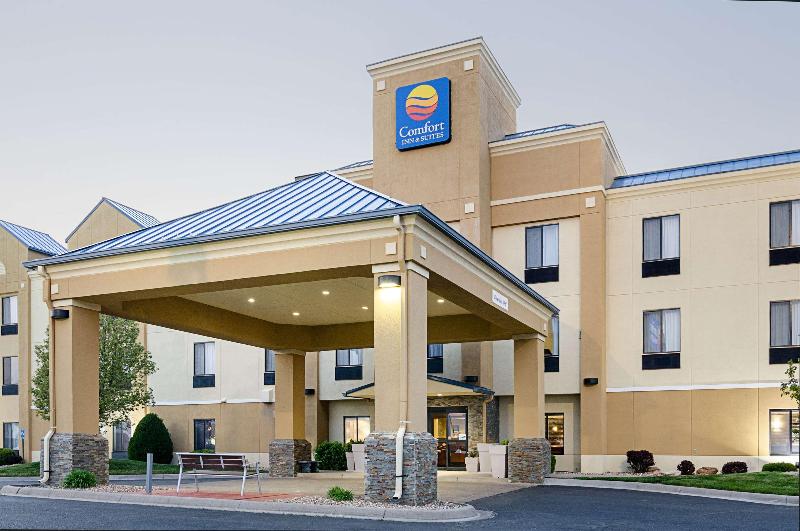 Comfort Inn & Suites Hutchinson Area image