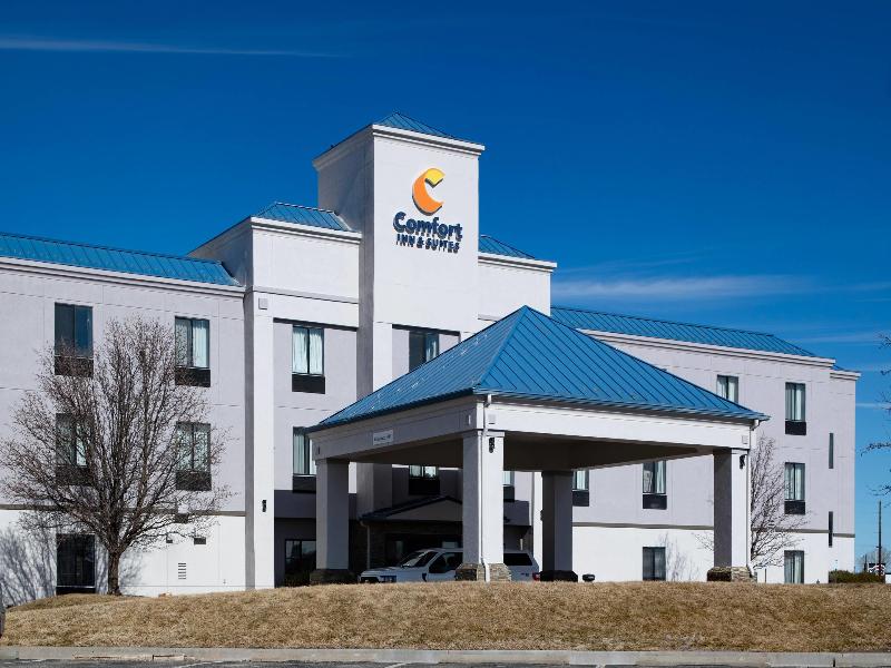 Comfort Inn & Suites Hutchinson Area image