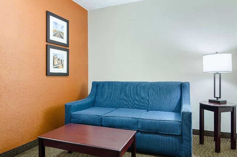 Comfort Inn & Suites Hutchinson Area image