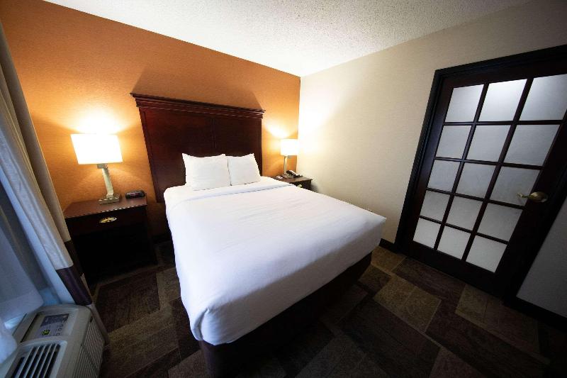 Comfort Inn & Suites Hutchinson Area image