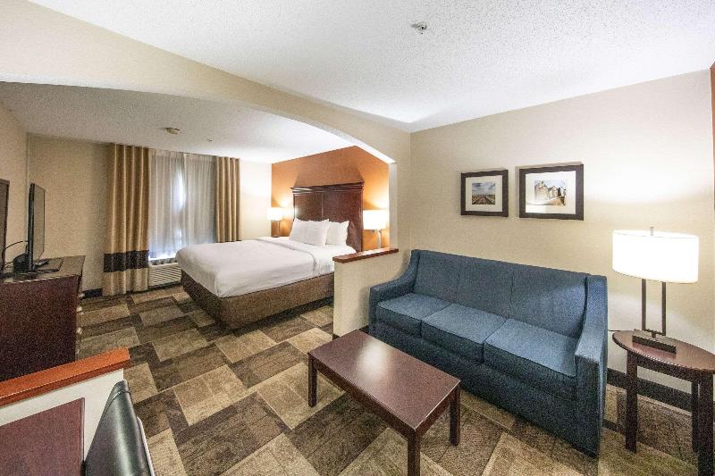 Comfort Inn & Suites Hutchinson Area image