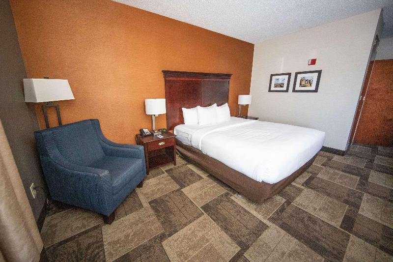 Comfort Inn & Suites Hutchinson Area image