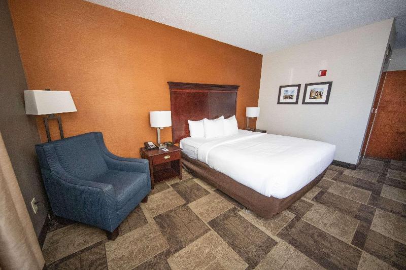 Comfort Inn & Suites Hutchinson Area image