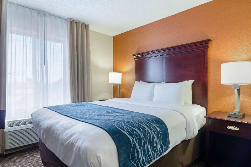 Comfort Inn & Suites Hutchinson Area image