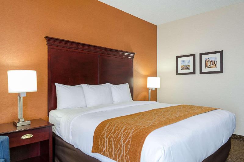 Comfort Inn & Suites Hutchinson Area image