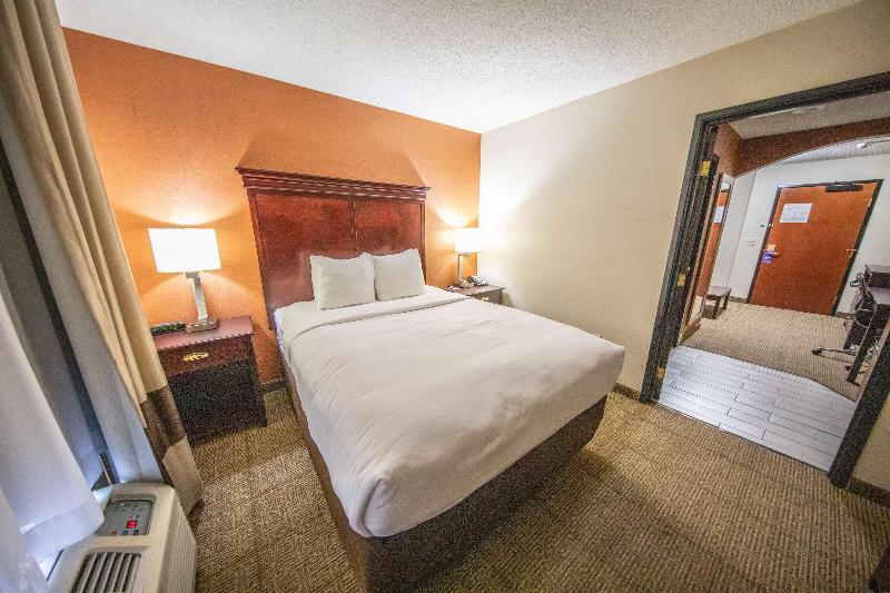 Comfort Inn & Suites Hutchinson Area image