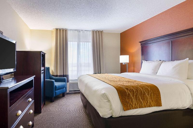 Comfort Inn & Suites Hutchinson Area image