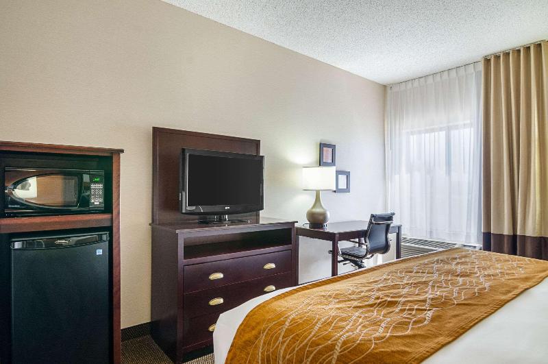 Comfort Inn & Suites Hutchinson Area image