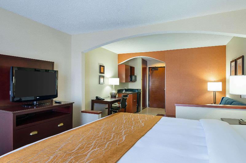 Comfort Inn & Suites Hutchinson Area image