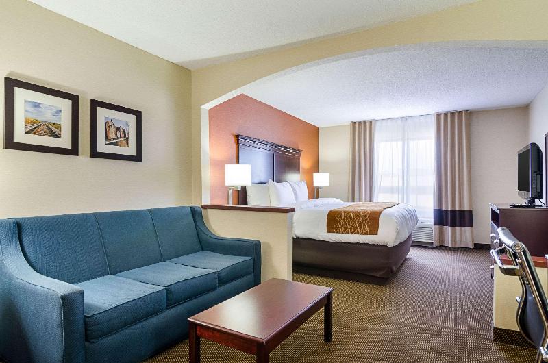 Comfort Inn & Suites Hutchinson Area image