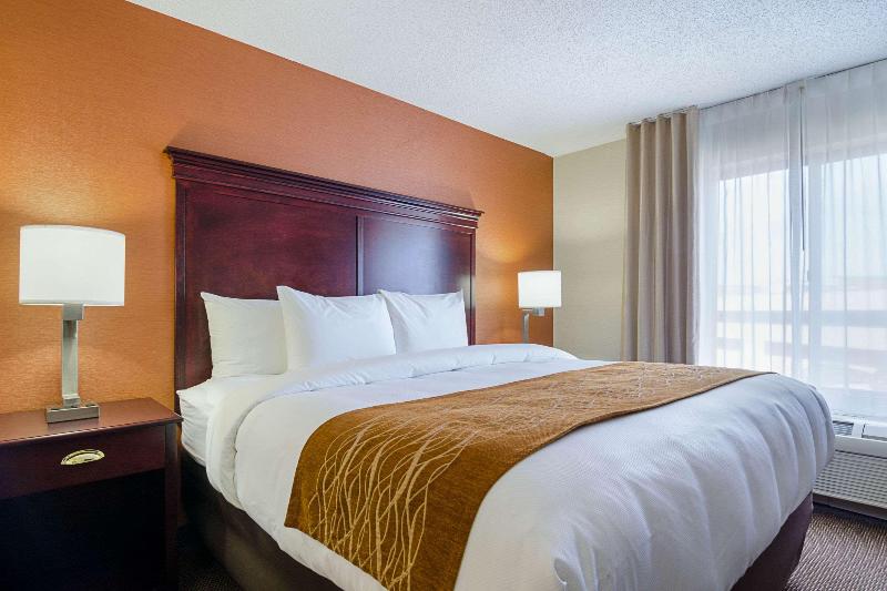 Comfort Inn & Suites Hutchinson Area image