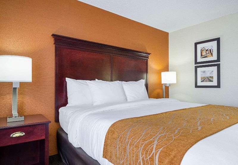 Comfort Inn & Suites Hutchinson Area image