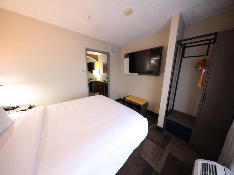 Comfort Inn & Suites Hutchinson Area image