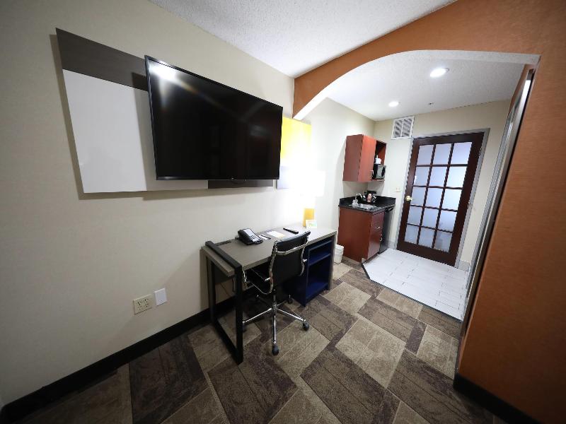 Comfort Inn & Suites Hutchinson Area image