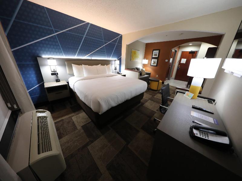 Comfort Inn & Suites Hutchinson Area image