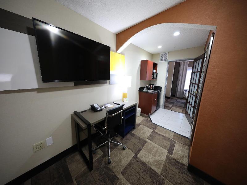 Comfort Inn & Suites Hutchinson Area image