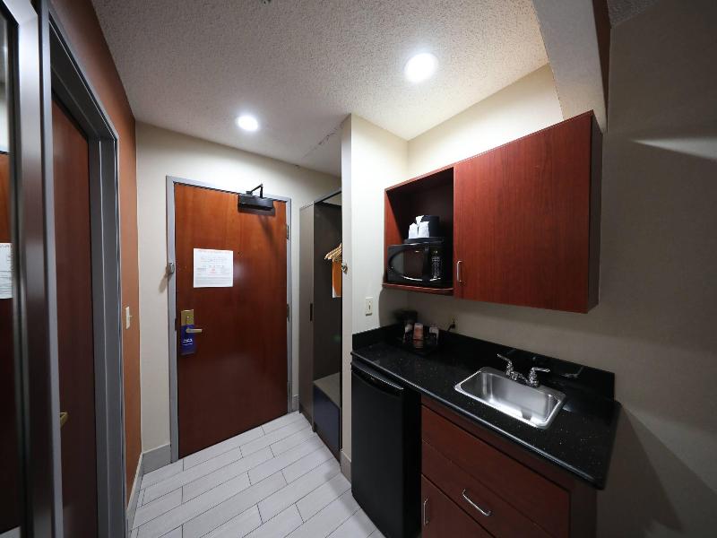 Comfort Inn & Suites Hutchinson Area image