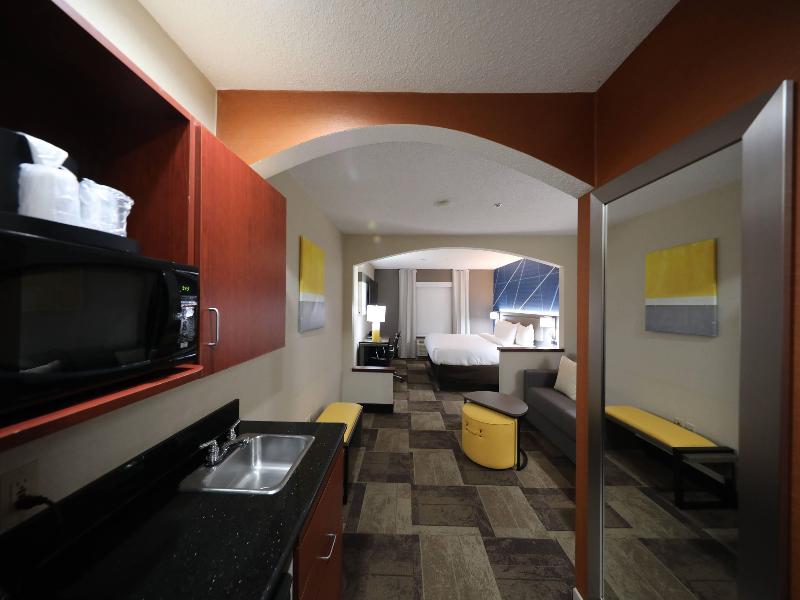 Comfort Inn & Suites Hutchinson Area image