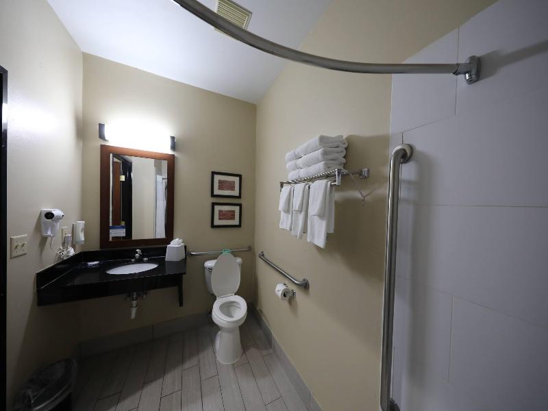 Comfort Inn & Suites Hutchinson Area image