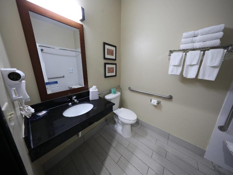 Comfort Inn & Suites Hutchinson Area image